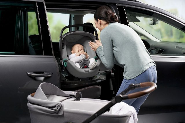 Autosedačka Baby-Safe iSense > varianta Nordic Grey