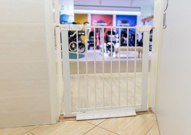Kovová zábrana Smart Close s automatickým zavíráním bílá