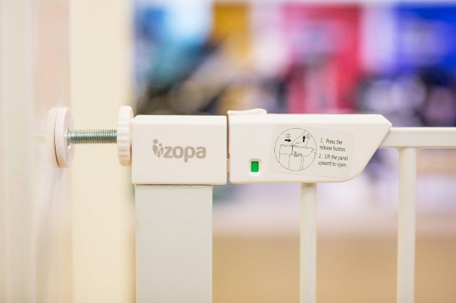 Kovová zábrana Smart Close s automatickým zavíráním bílá