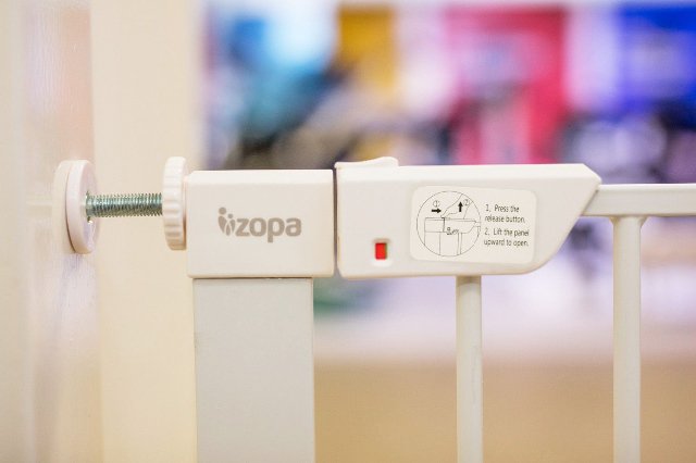 Kovová zábrana Smart Close s automatickým zavíráním bílá