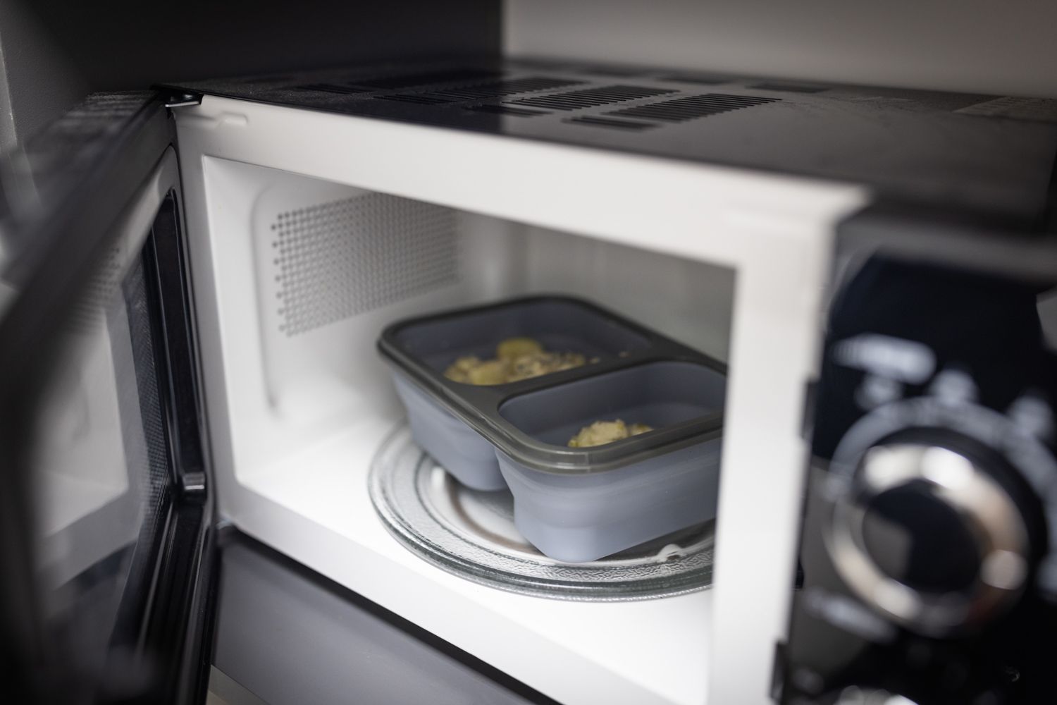 Silikonový svačinový box s příborem velký